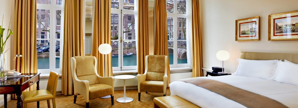 Velours gordijnen, geluidsverbetering, akoestisch en verduisterend.