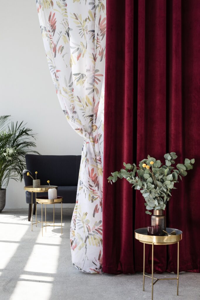 Castello Velours gordijn Diep Rood hangend in woonkamer