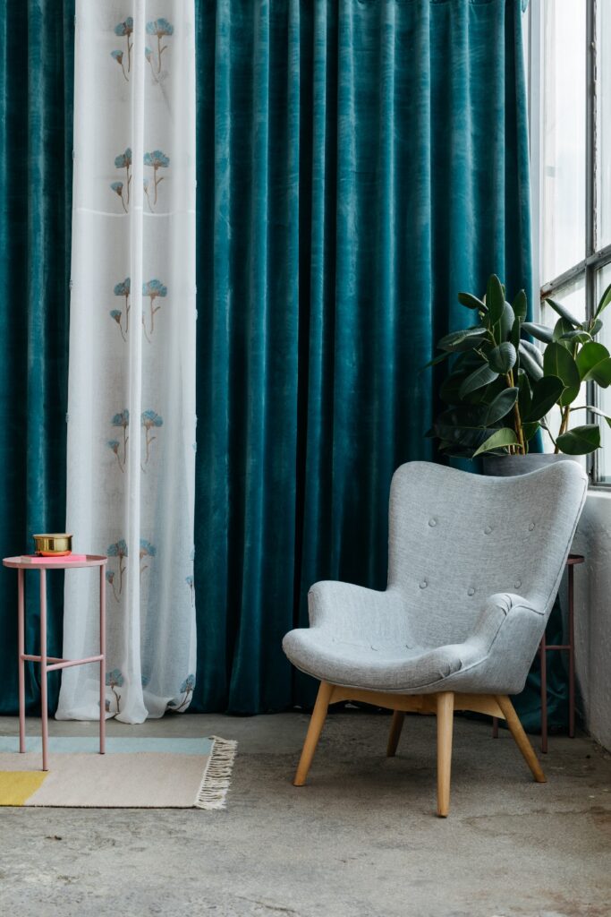 Castello Velours gordijn Blauw hangend in woonkamer