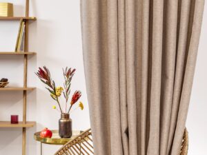 Serena Linen Beige hangend in woonkamer