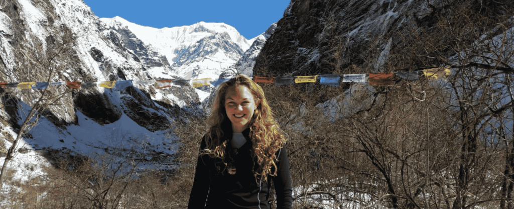 In Nepal met nepaleese vlaggetjes tijdens de annapurna trekking