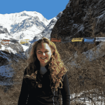 In Nepal met nepaleese vlaggetjes tijdens de annapurna trekking