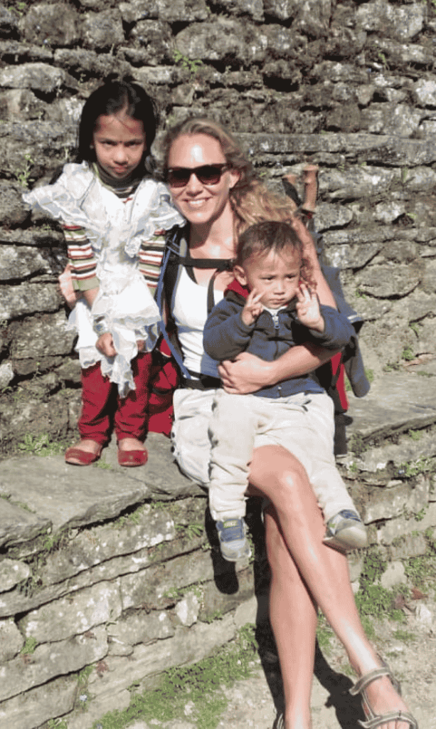 In de himaya Nepal met kinderen