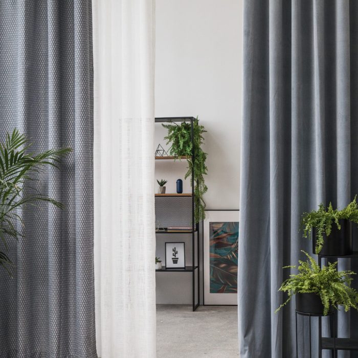 Castello Velours gordijn Grijs hangend in woonkamer