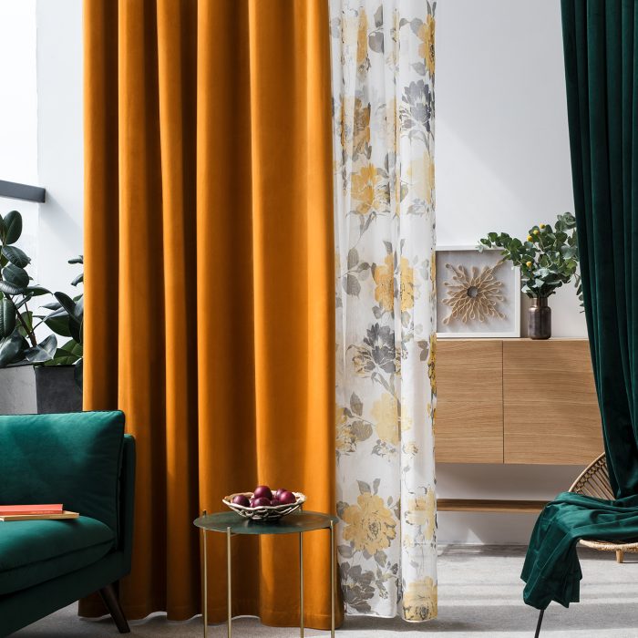 Castello Velours gordijn Goud Geel hangend in woonkamer