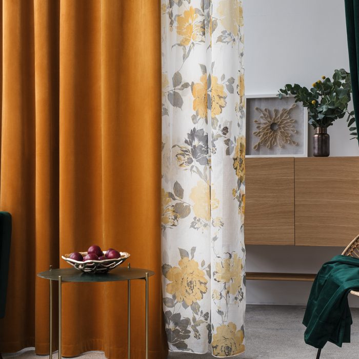 Castello Velours gordijn Smaragd Groen hangend in woonkamer