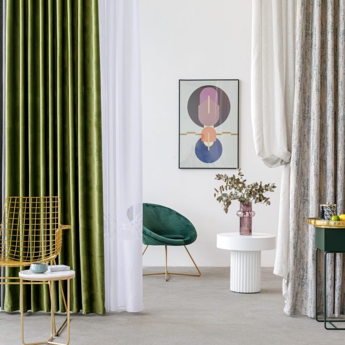 Castello Velours gordijn Groen hangend in woonkamer