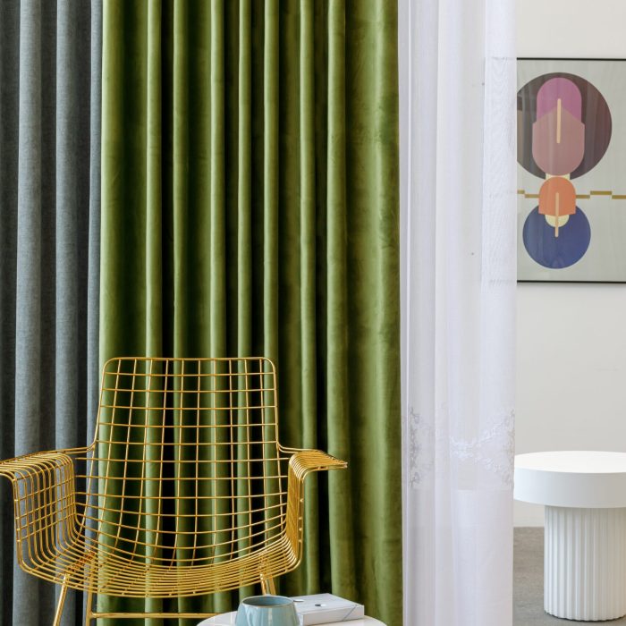 Castello Velours gordijn Groen hangend in woonkamer