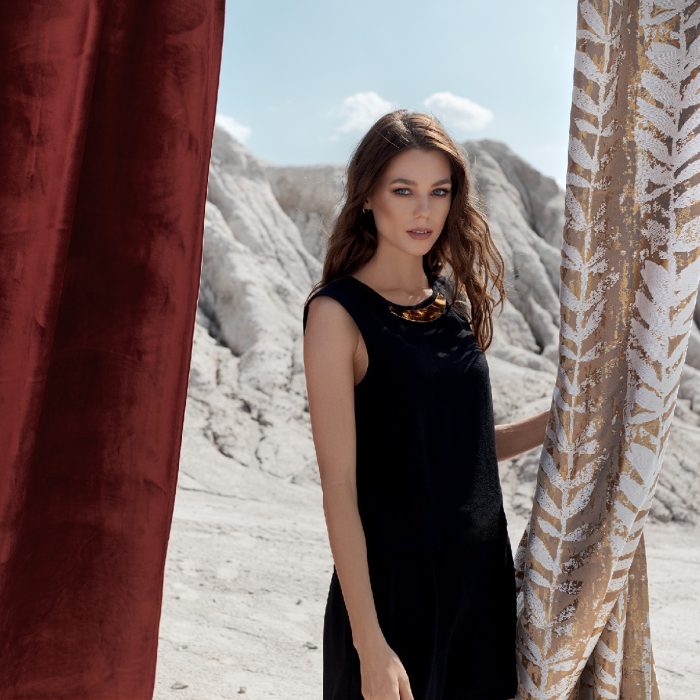 Castello Velours gordijn Terracotta hangend in buitengebied met vrouw