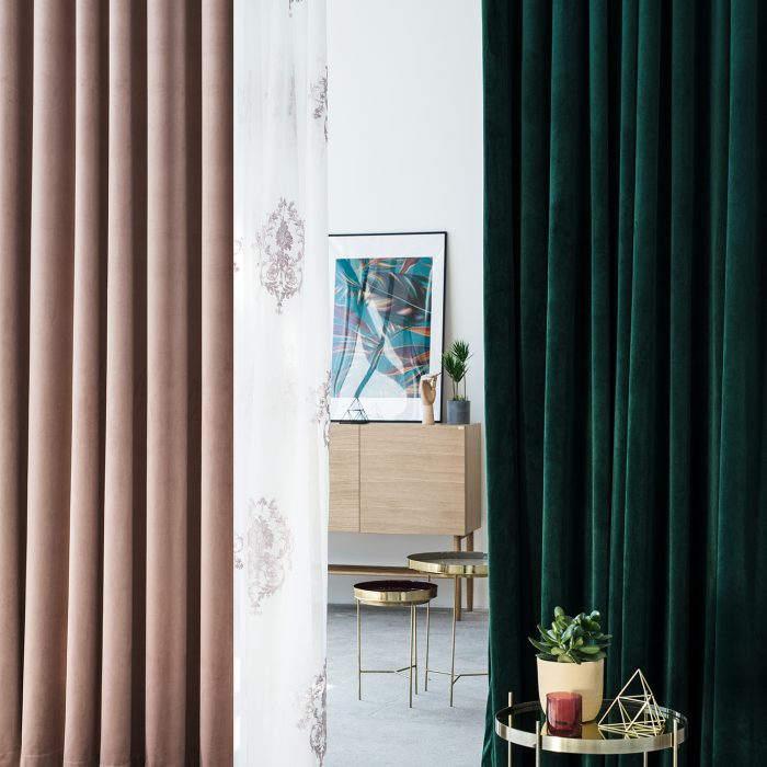 Castello Velours gordijn Zacht Roze hangend in woonkamer met Smaragd groen gordijn