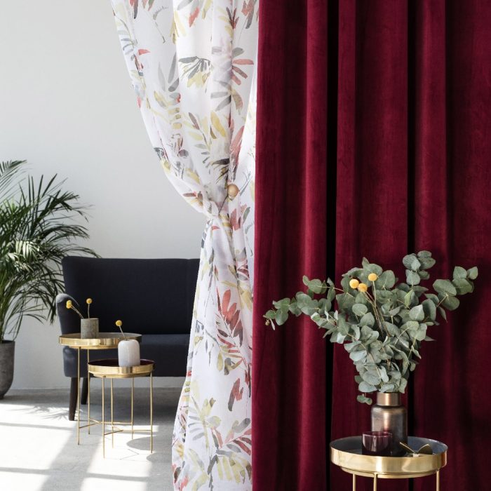 Castello Velours gordijn Diep Rood hangend in woonkamer