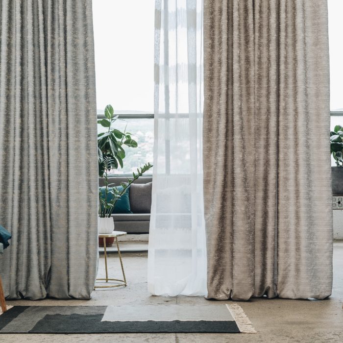 Castello Velours gordijn Turquoise hangend in woonkamer