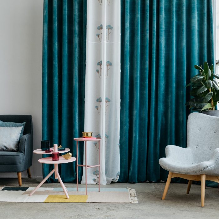 Castello Velours gordijn Blauw hangend in woonkamer