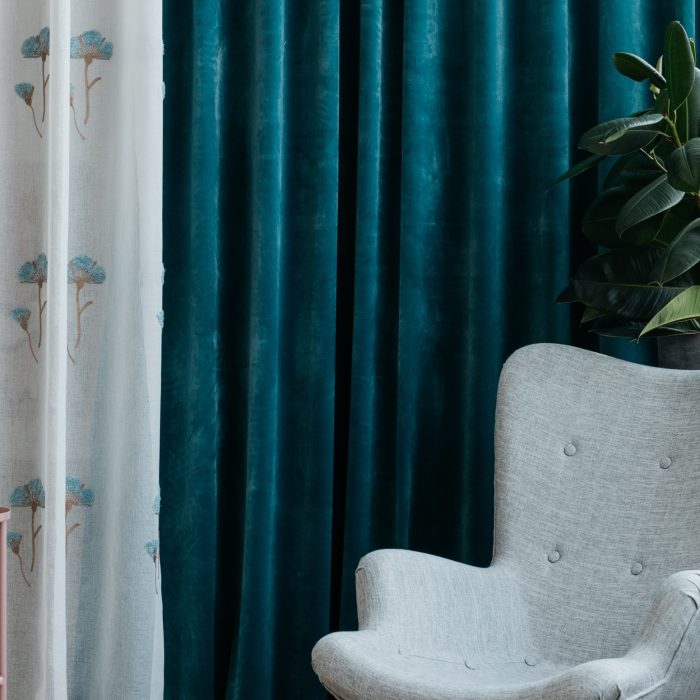 Castello Velours gordijn Blauw hangend in woonkamer