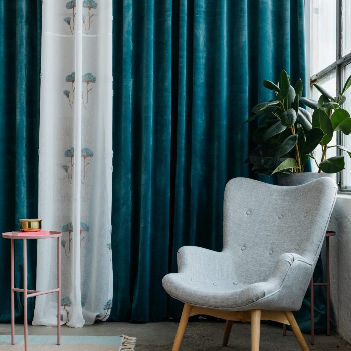 Castello Velours gordijn Blauw hangend in woonkamer