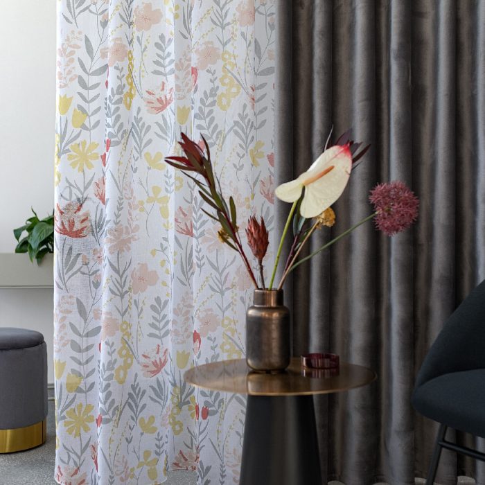 Castello Velours gordijn Donker Grijs hangend in woonkamer close up