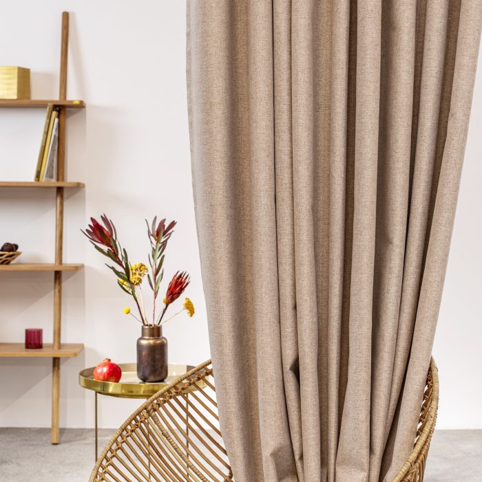 Serena Linen Beige hangend in woonkamer