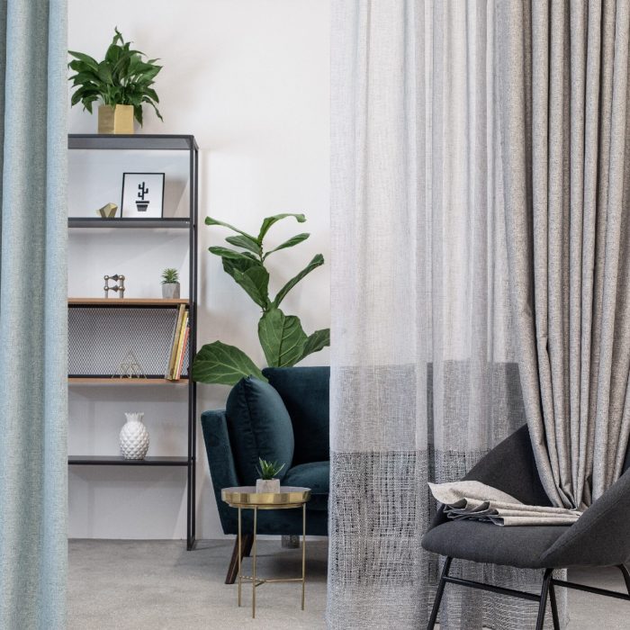 Serena Linen Grijs hangend in woonkamer